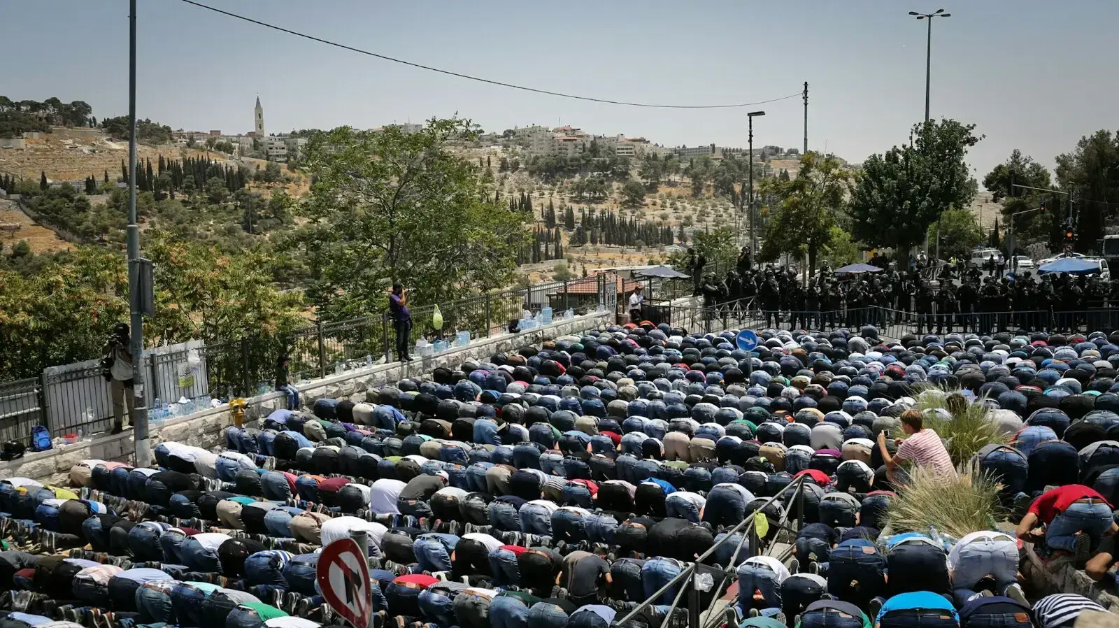 מתפללים מוסלמים בשכונת ואדי ג'וז בירושלים, 28 ביולי 2017 מתפללים מוסלמים בשכונת ואדי ג'וז בירושלים, 28 ביולי 2017