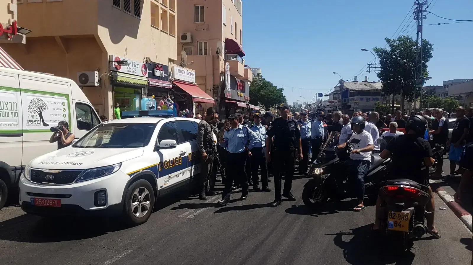 הפגנה ביפו במחאה על ירי שוטרים בצעיר בן 20, יולי 2017 הפגנה ביפו במחאה על ירי שוטרים בצעיר בן 20, יולי 2017