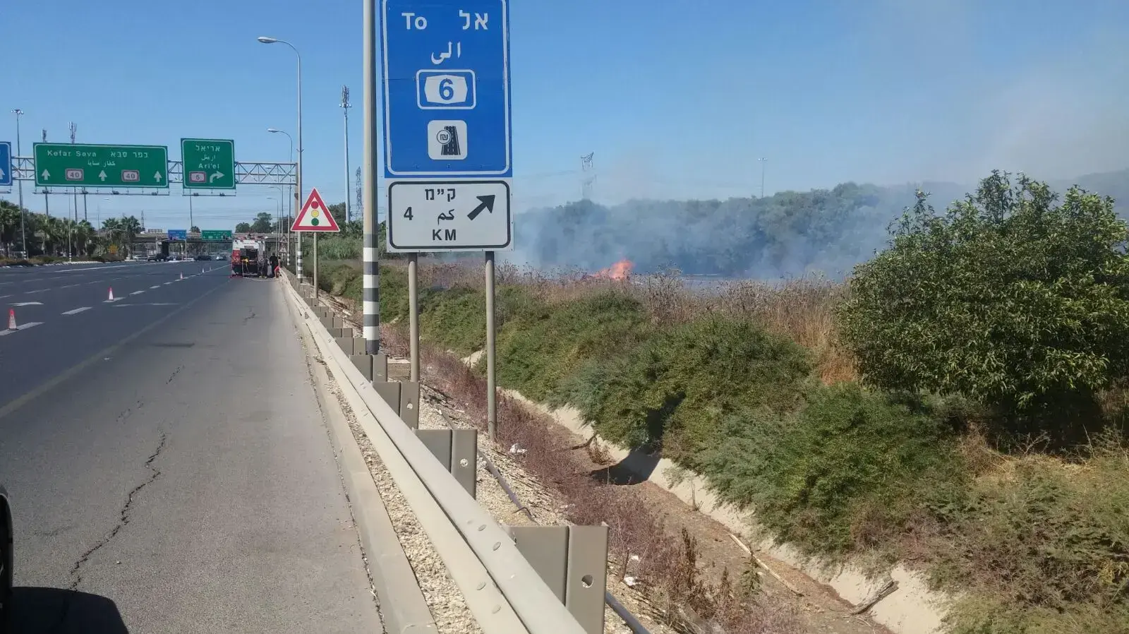 שריפת קוצים בצומת ירקון ליד פתח תקווה, יולי 2017 שריפת קוצים בצומת ירקון ליד פתח תקווה, יולי 2017