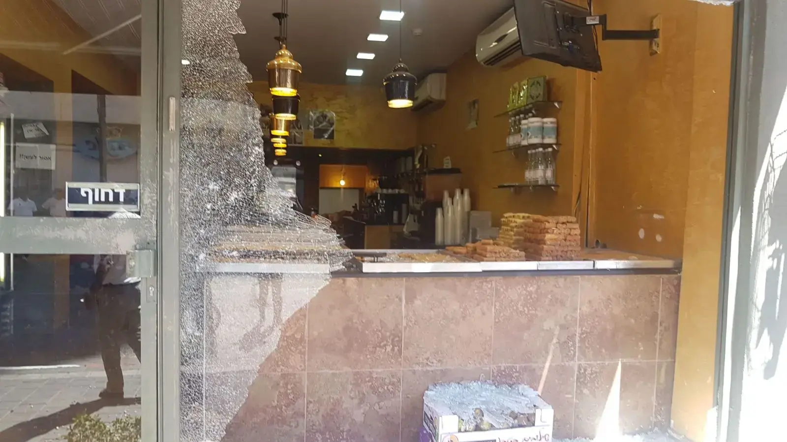 חלונות ממתקי מוטראן נצרת מנופצים לאחר ההפגנה ביפו לאחר שהמשטרה ירתה למוות בצעיר בעיר חלונות ממתקי מוטראן נצרת מנופצים לאחר ההפגנה ביפו לאחר שהמשטרה ירתה למוות בצעיר בעיר