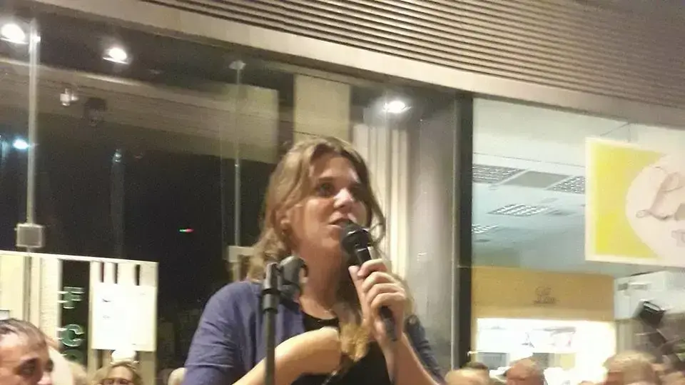 דפני ליף בהפגנה מול ביתו של היועמ"ש מנדלבליט בפתח תקווה דפני ליף בהפגנה מול ביתו של היועמ"ש מנדלבליט בפתח תקווה