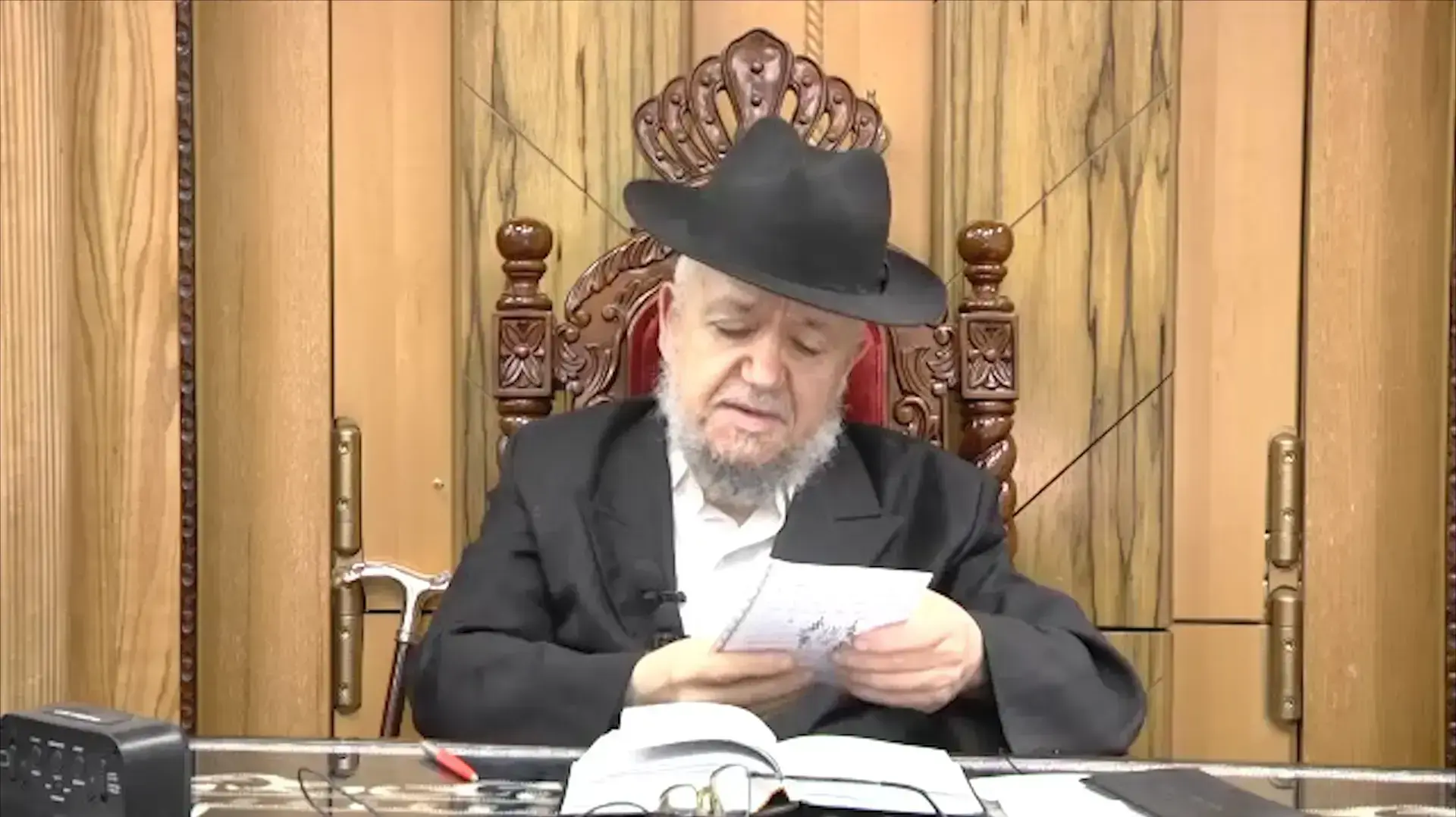הרב מאזוז, מבכירי הרבנים הספרדים: "אסור לאישה ללכת לבד לרב"
