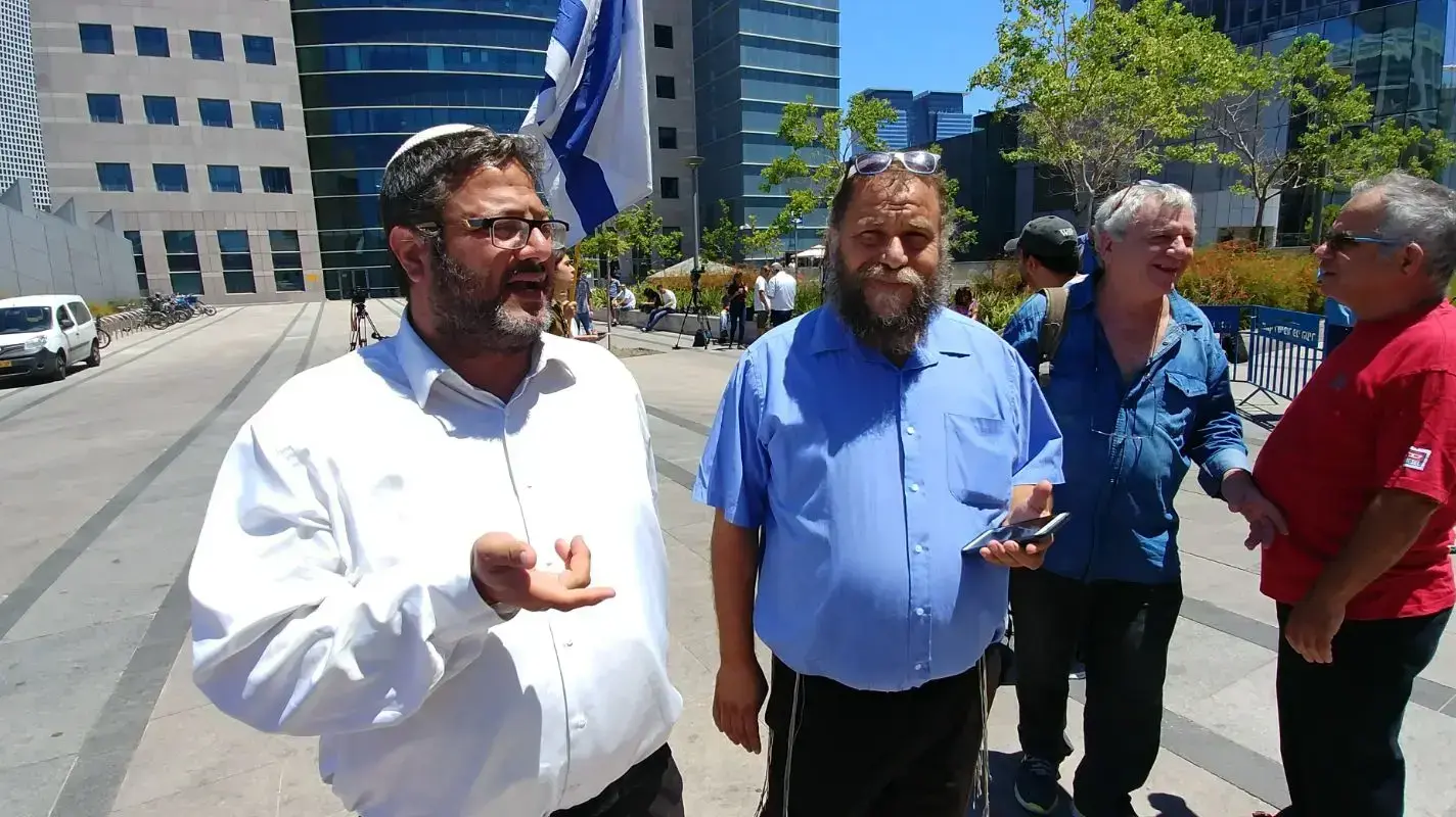 הפגנות מחוץ לקרייה בעד אלאור אזריה 30 ביולי 2017 הפגנות מחוץ לקרייה בעד אלאור אזריה 30 ביולי 2017