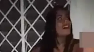דוגמנית קולומביאנית אולצה להתפשט בתחנת המשטרה