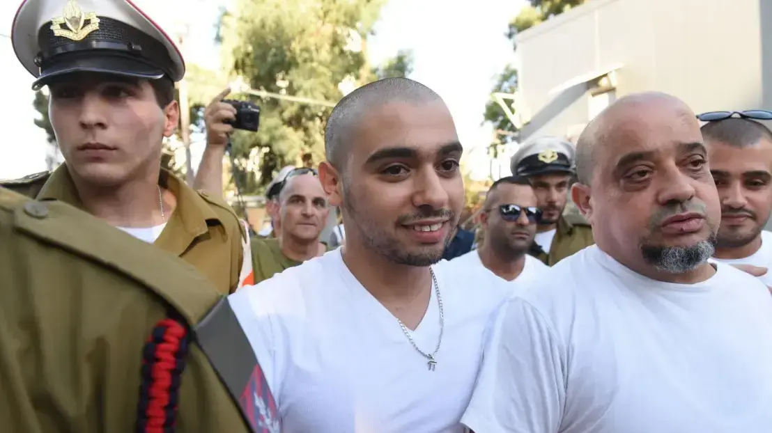 צ'רלי ואלאור אזריה לאחר גזר הדין בערעור שהם הגישו לבית המשפט הצבאי, 30 ביולי 2917