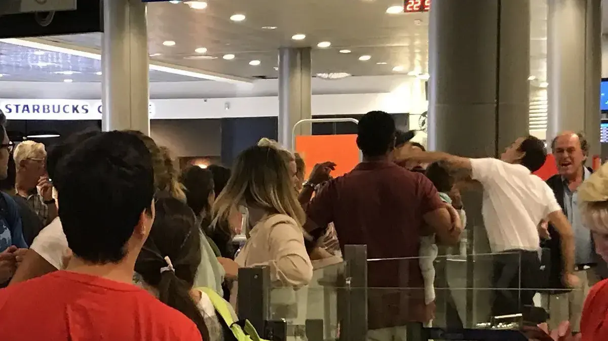 עובד תוקף נוסע "איזיג'ט" בשדה התעופה בניס, 29 ביולי 2017 עובד תוקף נוסע "איזיג'ט" בשדה התעופה בניס, 29 ביולי 2017