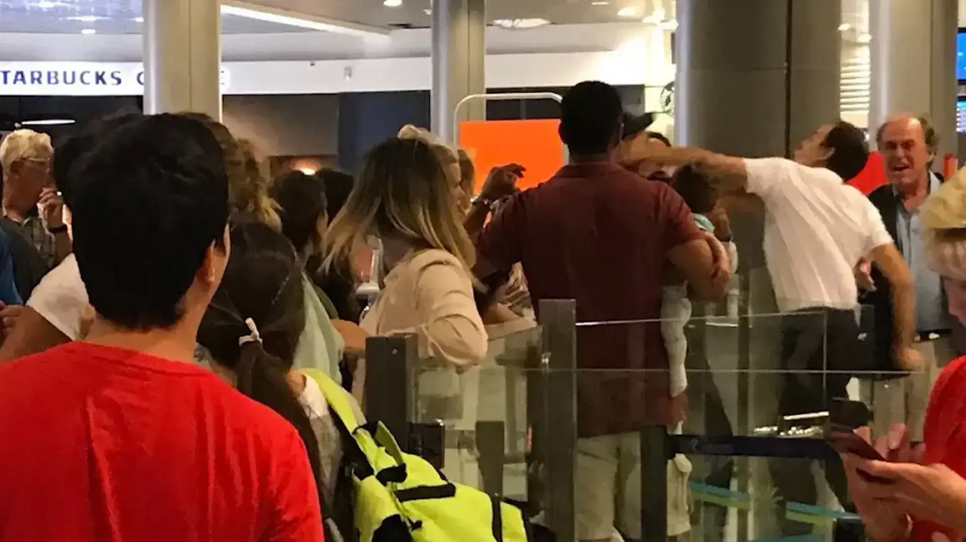 ND - אלימות בשדה התעופה, עובד איזיג'ט חבט בפניו של נוסע