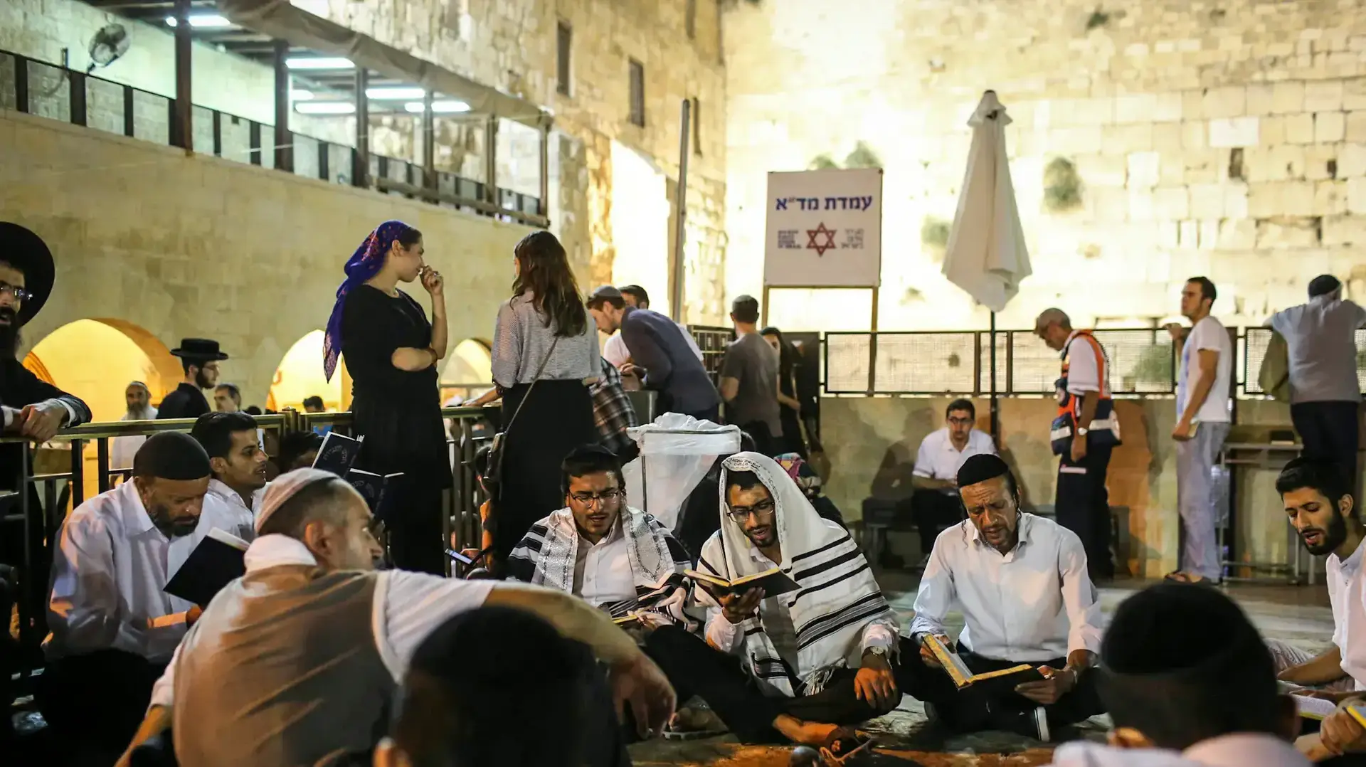 תפילה בכותל ערב תשעה באב 31 ביולי 2017 תפילה בכותל ערב תשעה באב 31 ביולי 2017