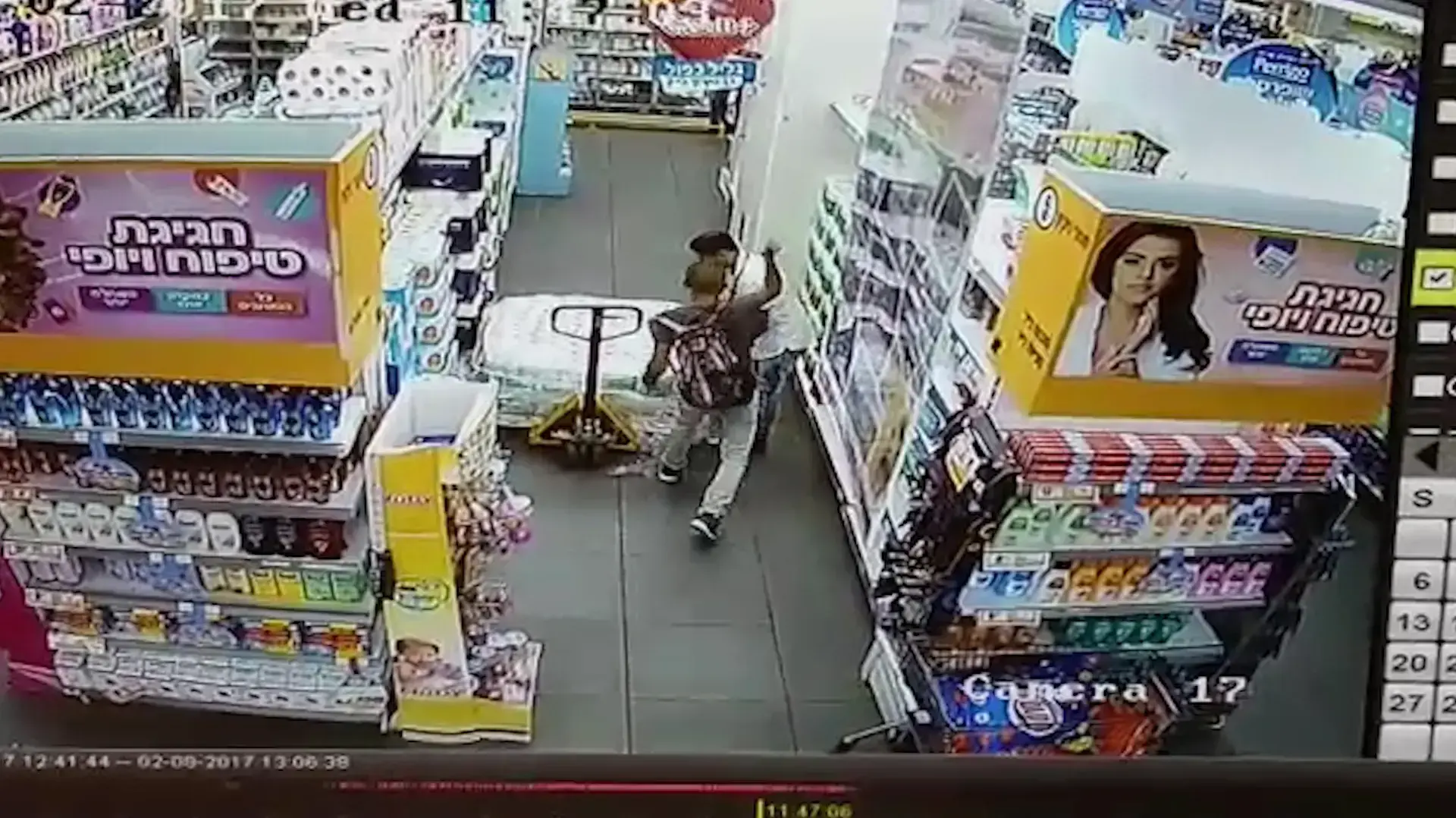 "דם על הידיים"- תיעוד: פלסטיני, תושב השטחים, בן 19, דקר עובד בסניף שופרסל ברחוב דרך הים ביבנה