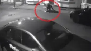 אישה מנסה להרים גבר שיכור