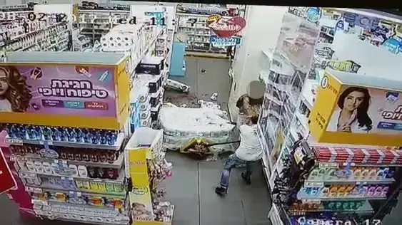 תיעוד פיגוע הדקירה בשופרסל ביבנה