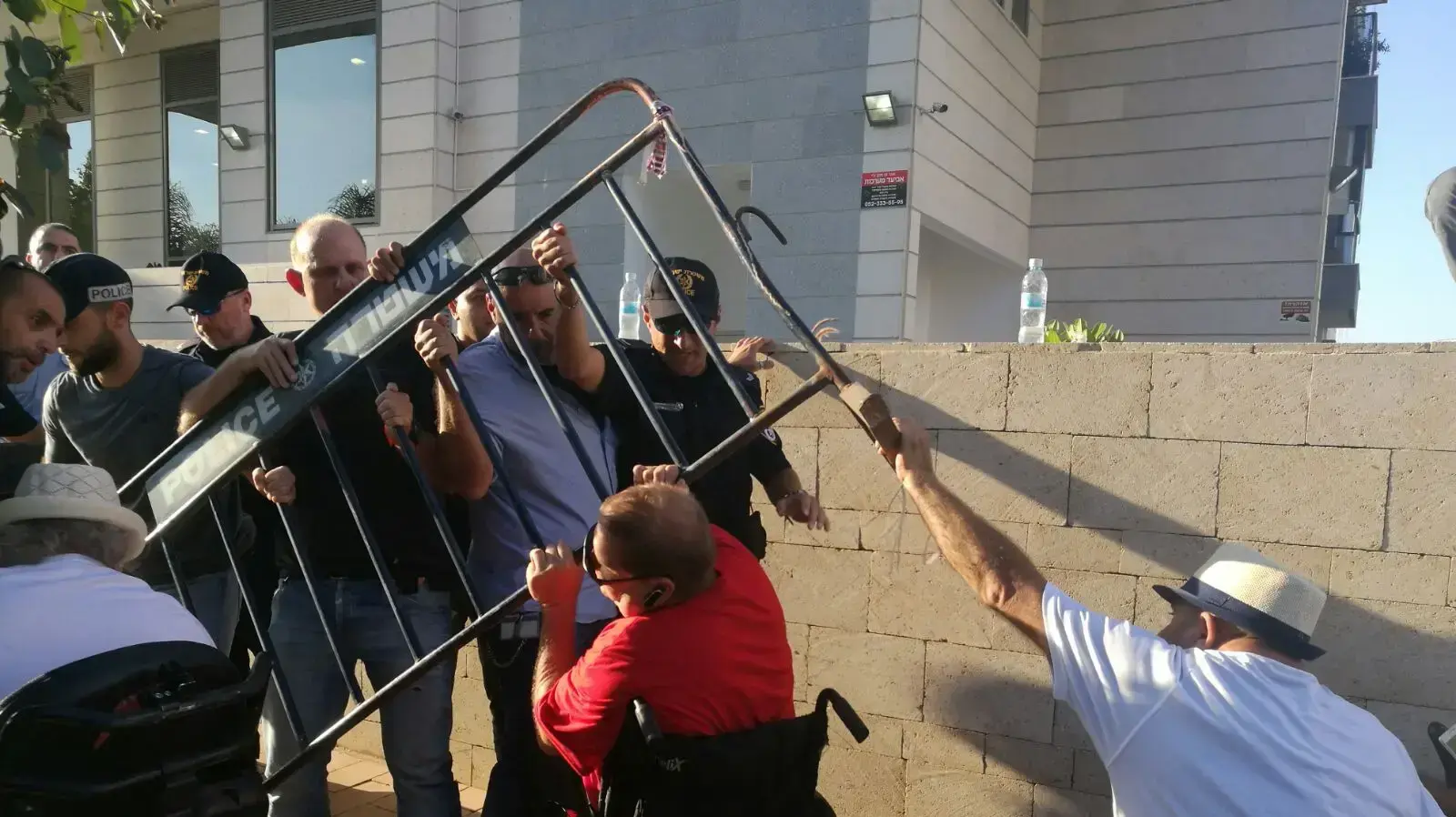 נכים מפגינים מתחת לביתו של דוד ביטן יחד עם הנוער העובד והלומד 2 באוגוסט 2017 נכים מפגינים מתחת לביתו של דוד ביטן יחד עם הנוער העובד והלומד 2 באוגוסט 2017