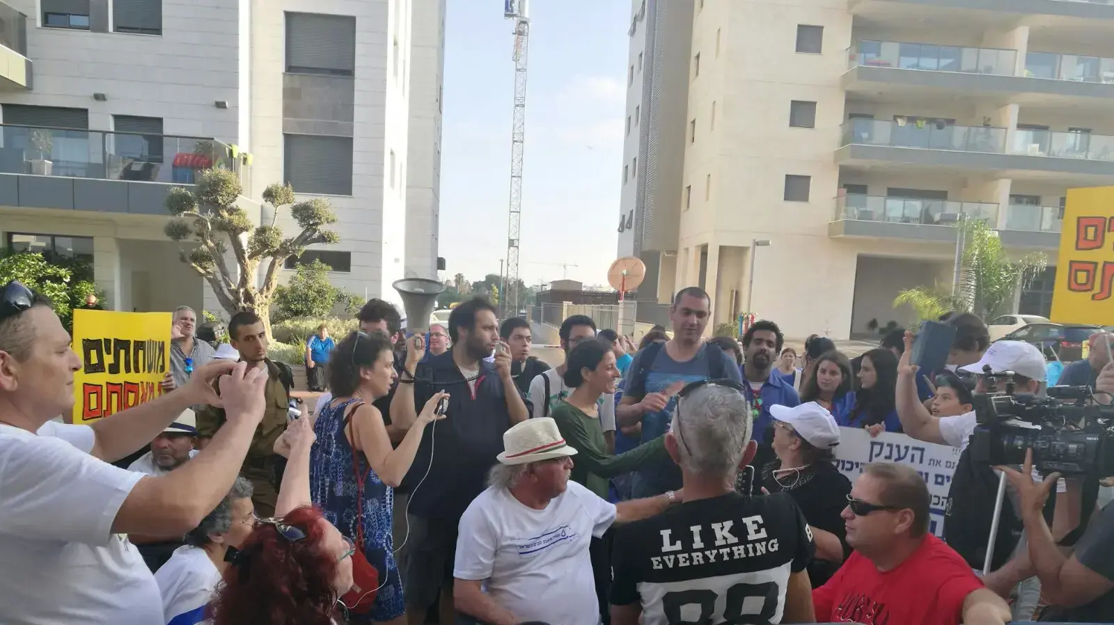 נכים מפגינים מתחת לביתו של דוד ביטן  יחד עם הנוער העובד והלומד 2 באוגוסט 2017