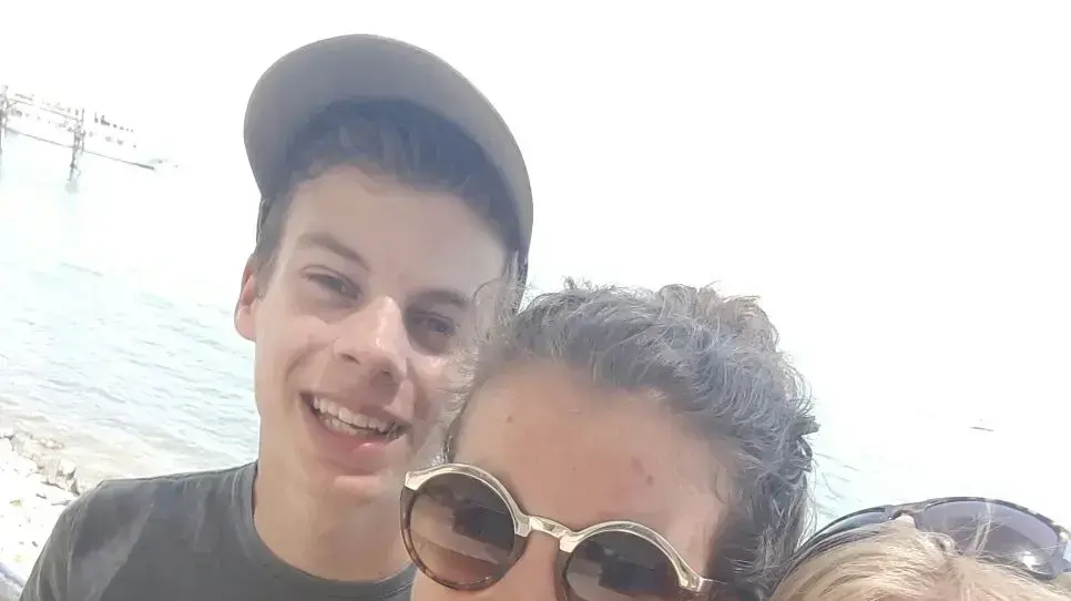 מרלוס עם אימה ואחיה (לכתבה של עדי חשמונאי הנכדה של חסידי אומות העולם שמונעים ממנה להתגייס לצה"ל) מרלוס עם אימה ואחיה (לכתבה של עדי חשמונאי הנכדה של חסידי אומות העולם שמונעים ממנה להתגייס לצה"ל)
