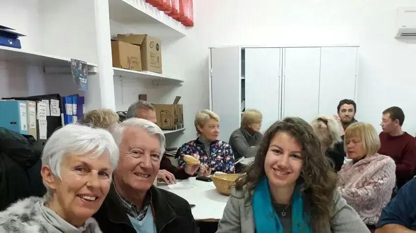 מרלוס עם אימה ואחיה (לכתבה של עדי חשמונאי הנכדה של חסידי אומות העולם שמונעים ממנה להתגייס לצה"ל) מרלוס עם אימה ואחיה (לכתבה של עדי חשמונאי הנכדה של חסידי אומות העולם שמונעים ממנה להתגייס לצה"ל)