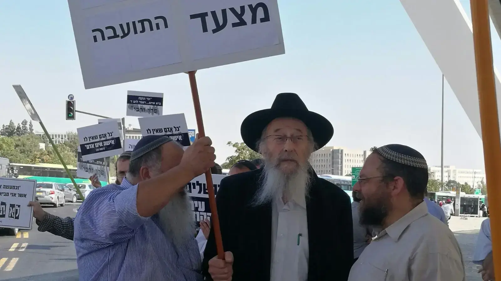 הרב טאו ובנצי גופשטיין בהפגנה נגד מצעד הגאווה בירושלים 3 באוגוסט 2017 הרב טאו ובנצי גופשטיין בהפגנה נגד מצעד הגאווה בירושלים 3 באוגוסט 2017