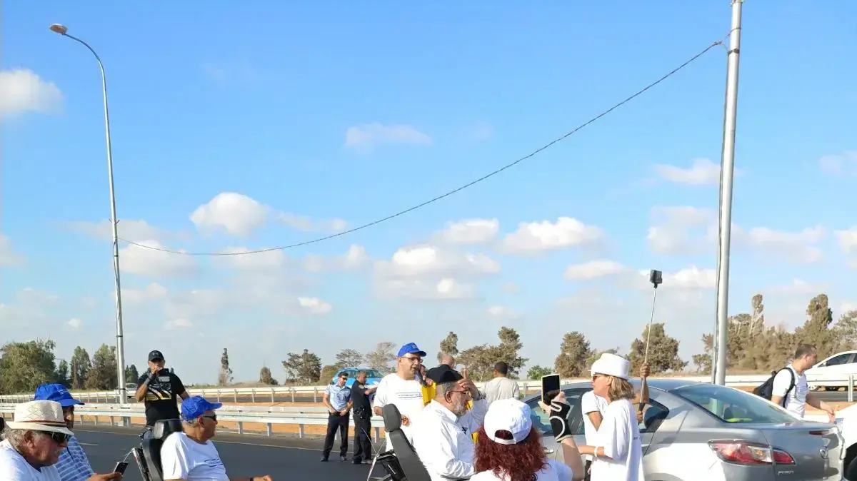 חסימת כביש מספר 2 בין יקום לנתניה, כביש החוף לכיוון צפון 20 ע"י רכבי נכים שמפגינים 3 באוגוסט 2017