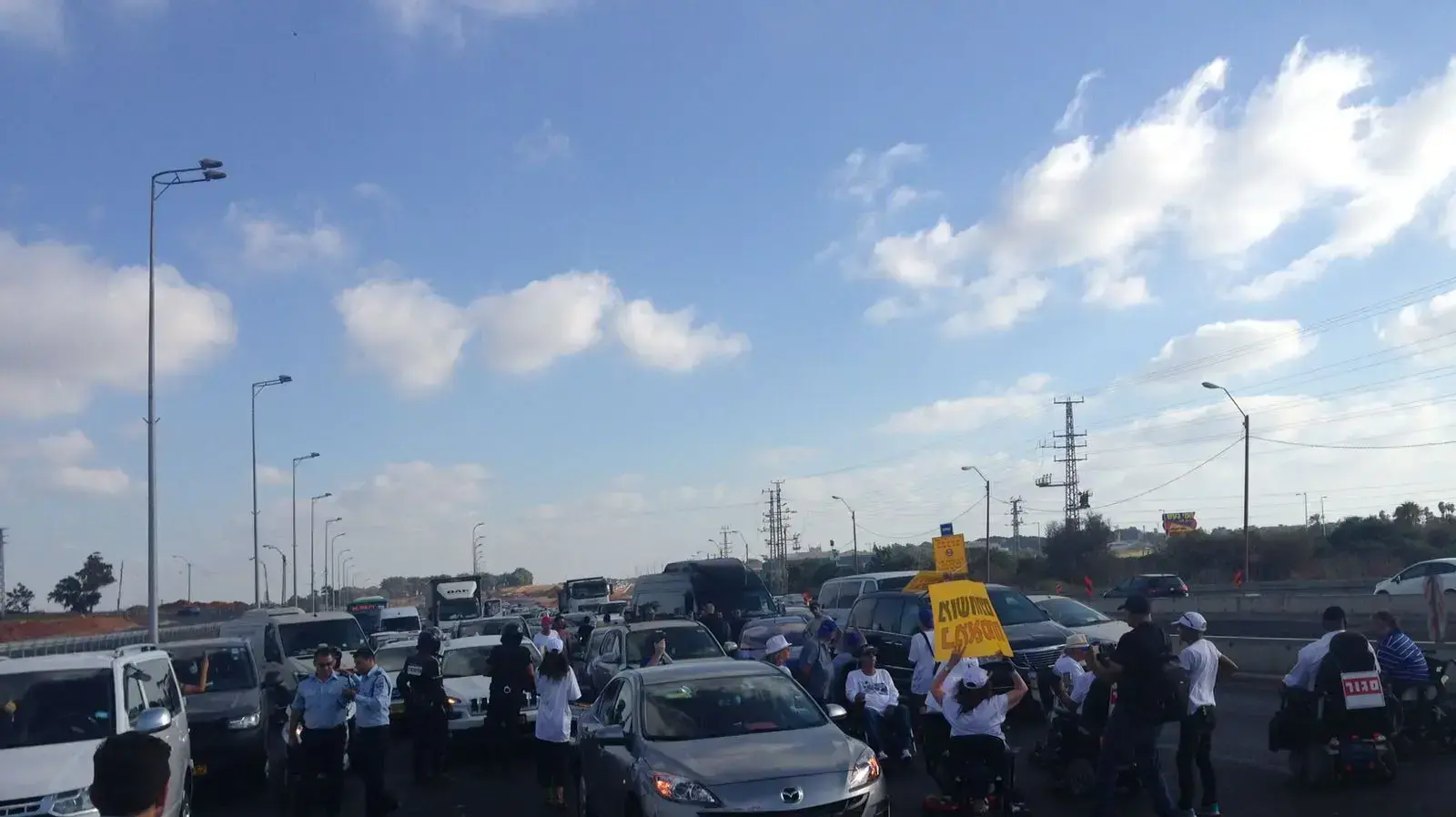 חסימת כביש מספר 2 בין יקום לנתניה, כביש החוף לכיוון צפון 20 ע"י רכבי נכים שמפגינים 3 באוגוסט 2017 חסימת כביש מספר 2 בין יקום לנתניה, כביש החוף לכיוון צפון 20 ע"י רכבי נכים שמפגינים 3 באוגוסט 2017