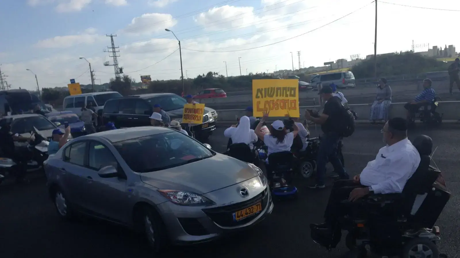 חסימת כביש מספר 2 בין יקום לנתניה, כביש החוף לכיוון צפון 20 ע"י רכבי נכים שמפגינים 3 באוגוסט 2017 חסימת כביש מספר 2 בין יקום לנתניה, כביש החוף לכיוון צפון 20 ע"י רכבי נכים שמפגינים 3 באוגוסט 2017