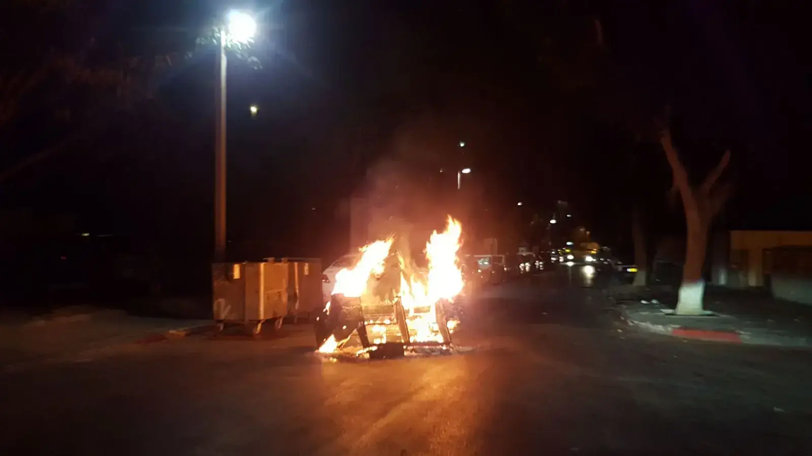 מפגינים הציתו פחים ביפו מפגינים הציתו פחים ביפו