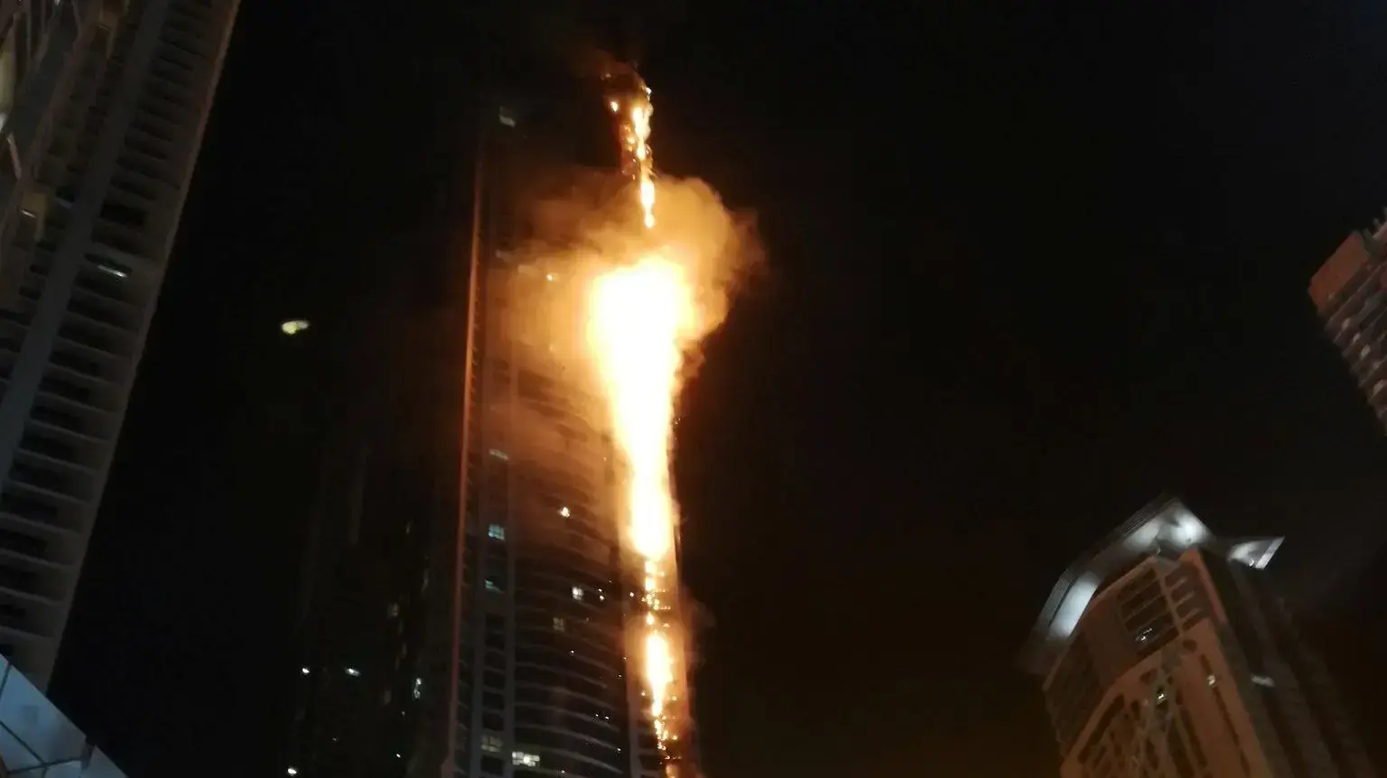 שריפה ב"מגדל הלפיד" בדובאי, 4 באוגוסט 2017 שריפה ב"מגדל הלפיד" בדובאי, 4 באוגוסט 2017