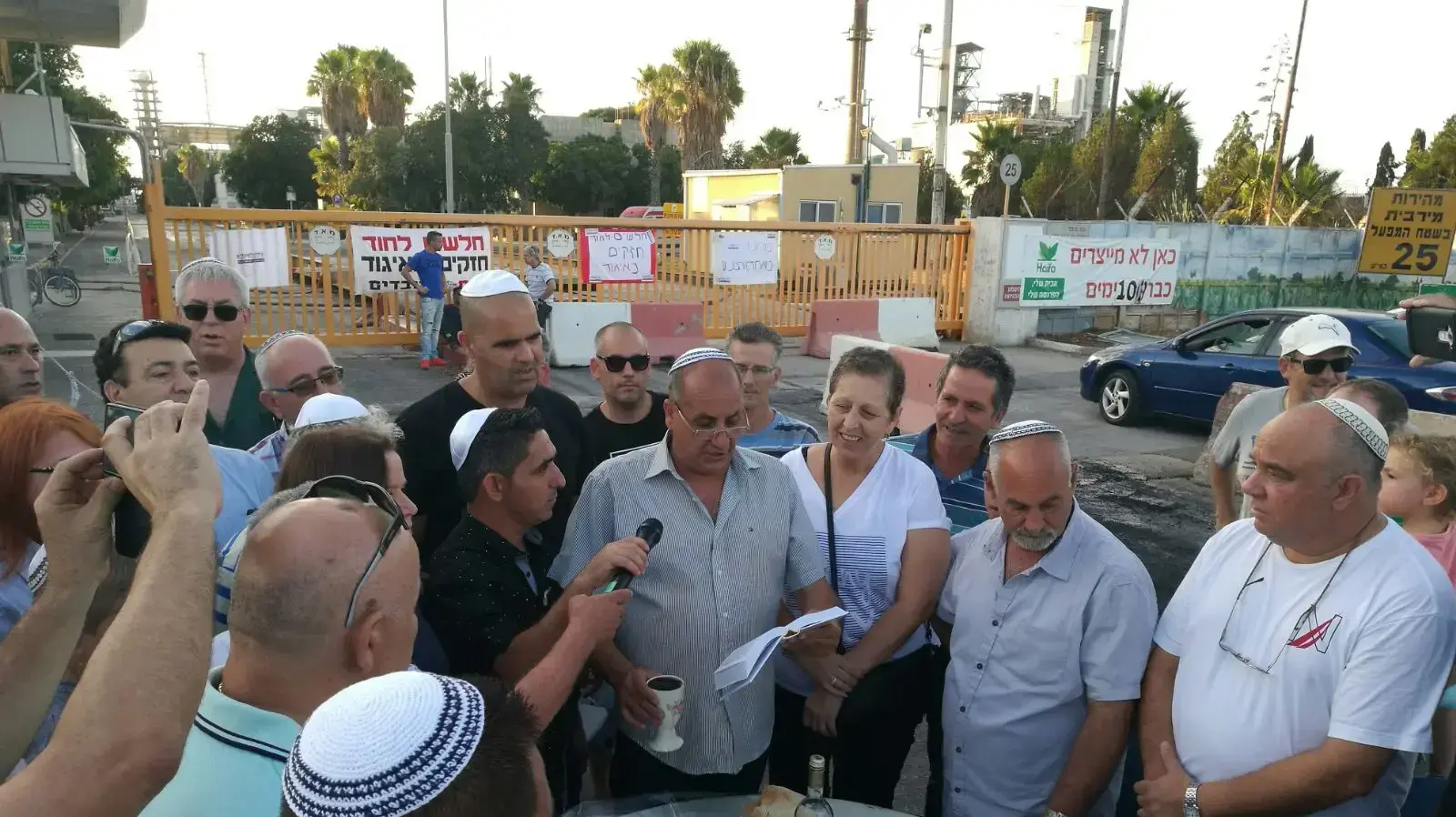 עובדי חיפה כימיקלים מקיימים קבלת שבת במפעל שצפוי להיסגר, 4 אוגוסט 2017