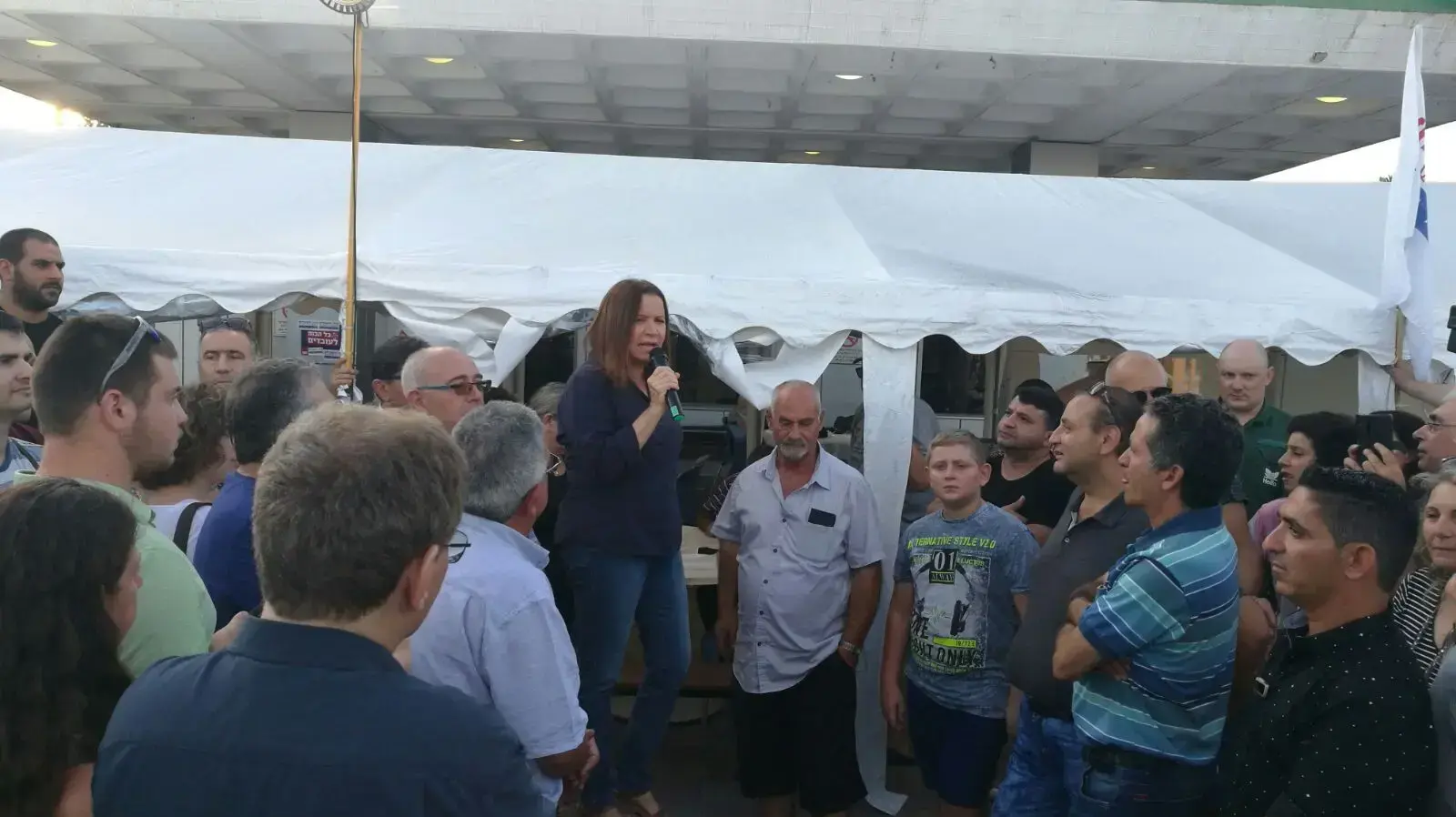 שלי יחימוביץ' עם עובדי חיפה כימיקלים שצפוי להיסגר, 4 אוגוסט 2017 שלי יחימוביץ' עם עובדי חיפה כימיקלים שצפוי להיסגר, 4 אוגוסט 2017