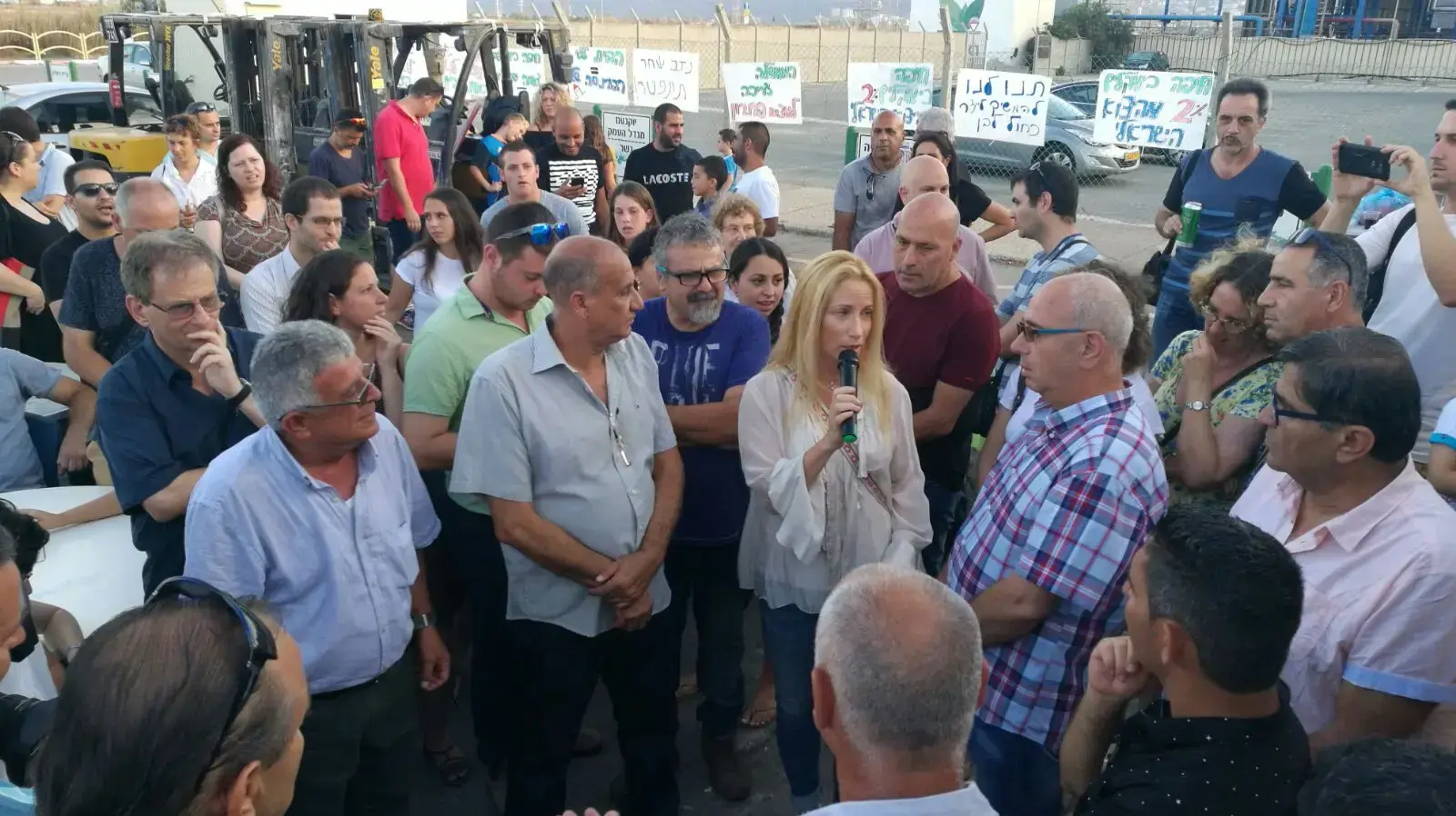 עו"ד סיגל פעיל עם עובדי חיפה כימיקלים במפעל שצפוי להיסגר, 4 אוגוסט 2017 עו"ד סיגל פעיל עם עובדי חיפה כימיקלים במפעל שצפוי להיסגר, 4 אוגוסט 2017