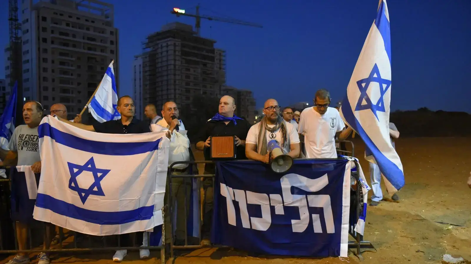 הפגנת נגד להפגנה נגד השחיתות בפתח תקווה שאורגנה על ידי אנשי ליכוד, 5 באוגוסט 2017 הפגנת נגד להפגנה נגד השחיתות בפתח תקווה שאורגנה על ידי אנשי ליכוד, 5 באוגוסט 2017