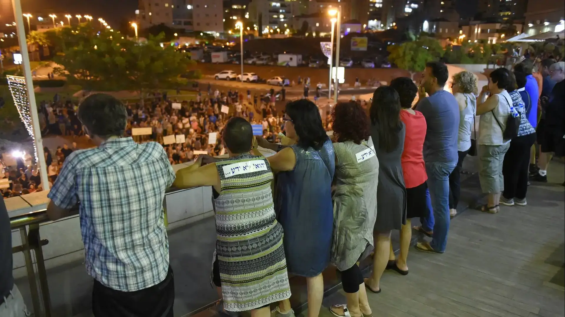 ההפגנות מול בית היועץ המשפטי לממשלה בפתח תקווה ההפגנות מול בית היועץ המשפטי לממשלה בפתח תקווה