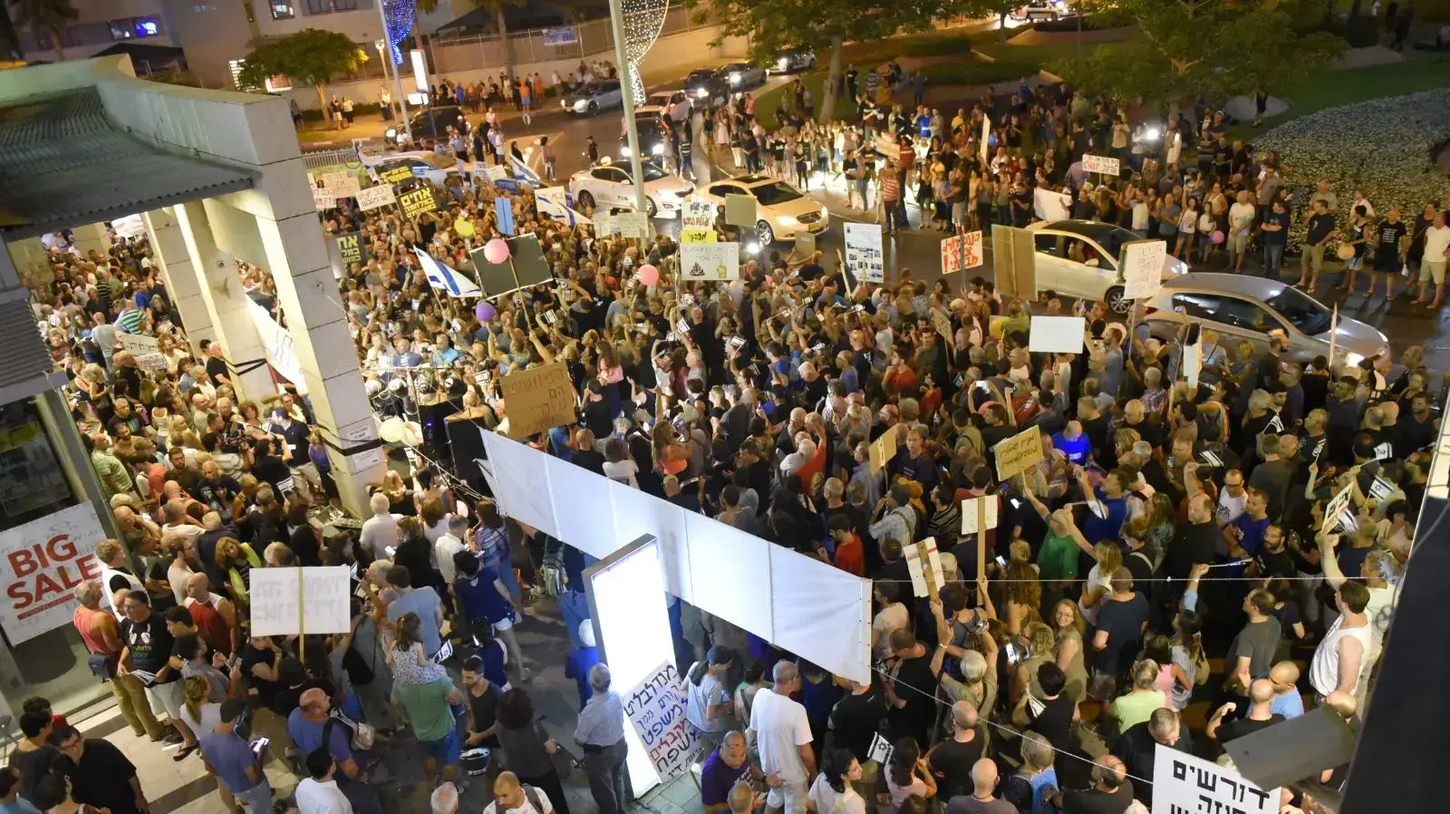 הפגנה מחוץ לביתו של מנדלבליט בפתח תקווה, 5 באוגוסט 2017 הפגנה מחוץ לביתו של מנדלבליט בפתח תקווה, 5 באוגוסט 2017