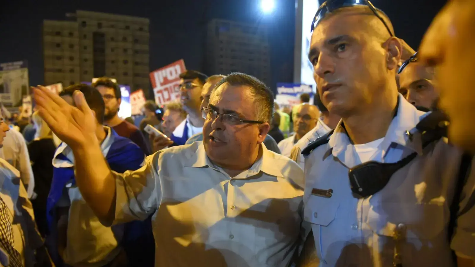 ח"כ ביטן בהפגנת תמיכה בנתניהו מחוץ לבית היועמ"ש מנדלבליט בפתח תקווה, 5 באוגוסט 2017 ח"כ ביטן בהפגנת תמיכה בנתניהו מחוץ לבית היועמ"ש מנדלבליט בפתח תקווה, 5 באוגוסט 2017