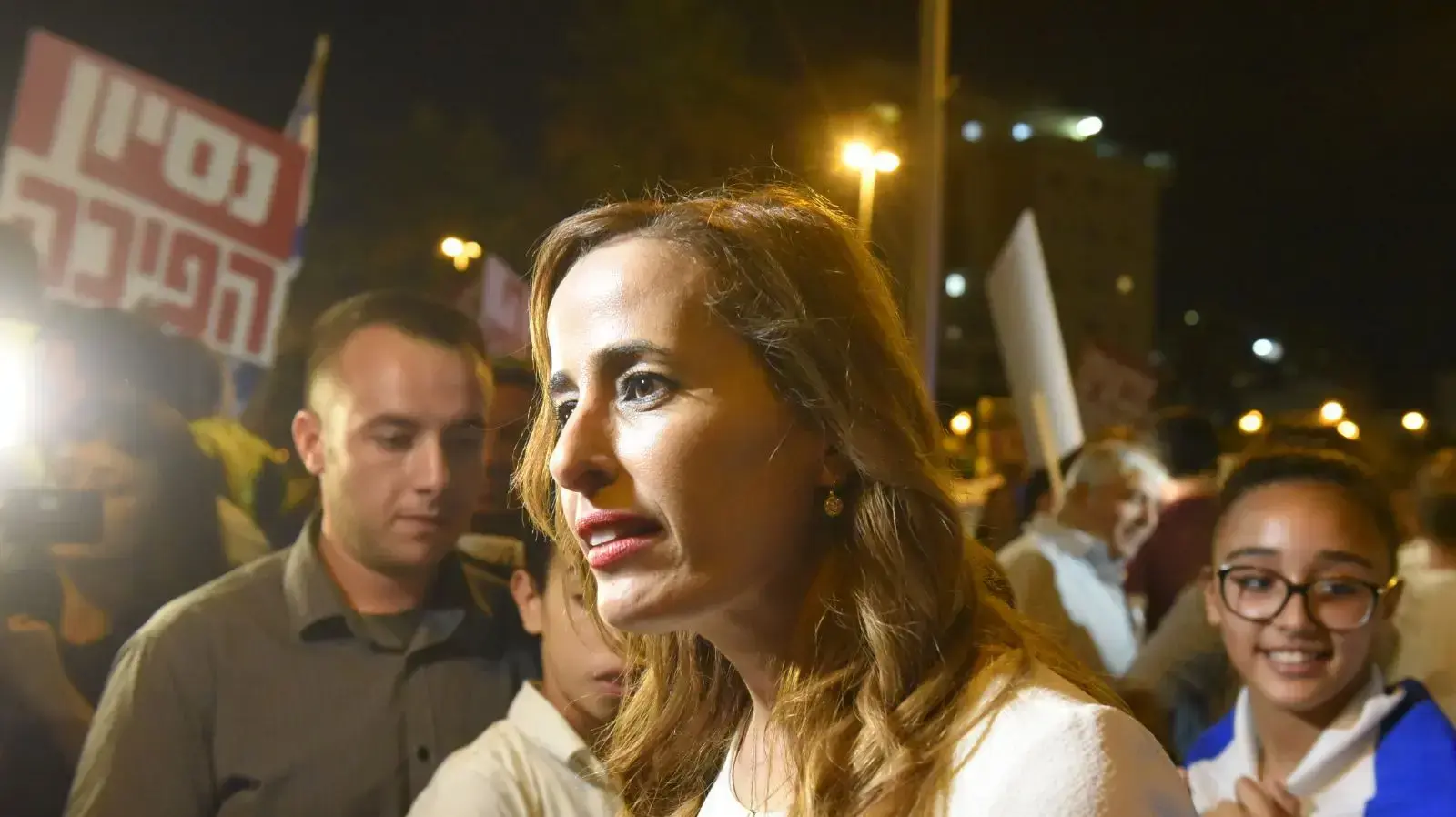 ח"כ נאוה בוקר בהפגת תמיכה בנתניהו מחוץ לביתו של היועמ"ש מנדלבליט בפתח תקווה, 5 באוגוסט 2017 ח"כ נאוה בוקר בהפגת תמיכה בנתניהו מחוץ לביתו של היועמ"ש מנדלבליט בפתח תקווה, 5 באוגוסט 2017