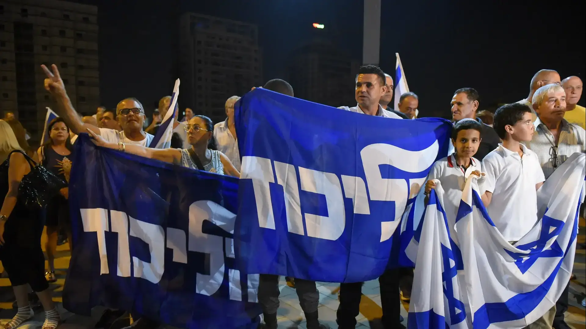 הפגנת נגד להפגנה נגד השחיתות בפתח תקווה שאורגנה על ידי אנשי ליכוד, 5 באוגוסט 2017 הפגנת נגד להפגנה נגד השחיתות בפתח תקווה שאורגנה על ידי אנשי ליכוד, 5 באוגוסט 2017