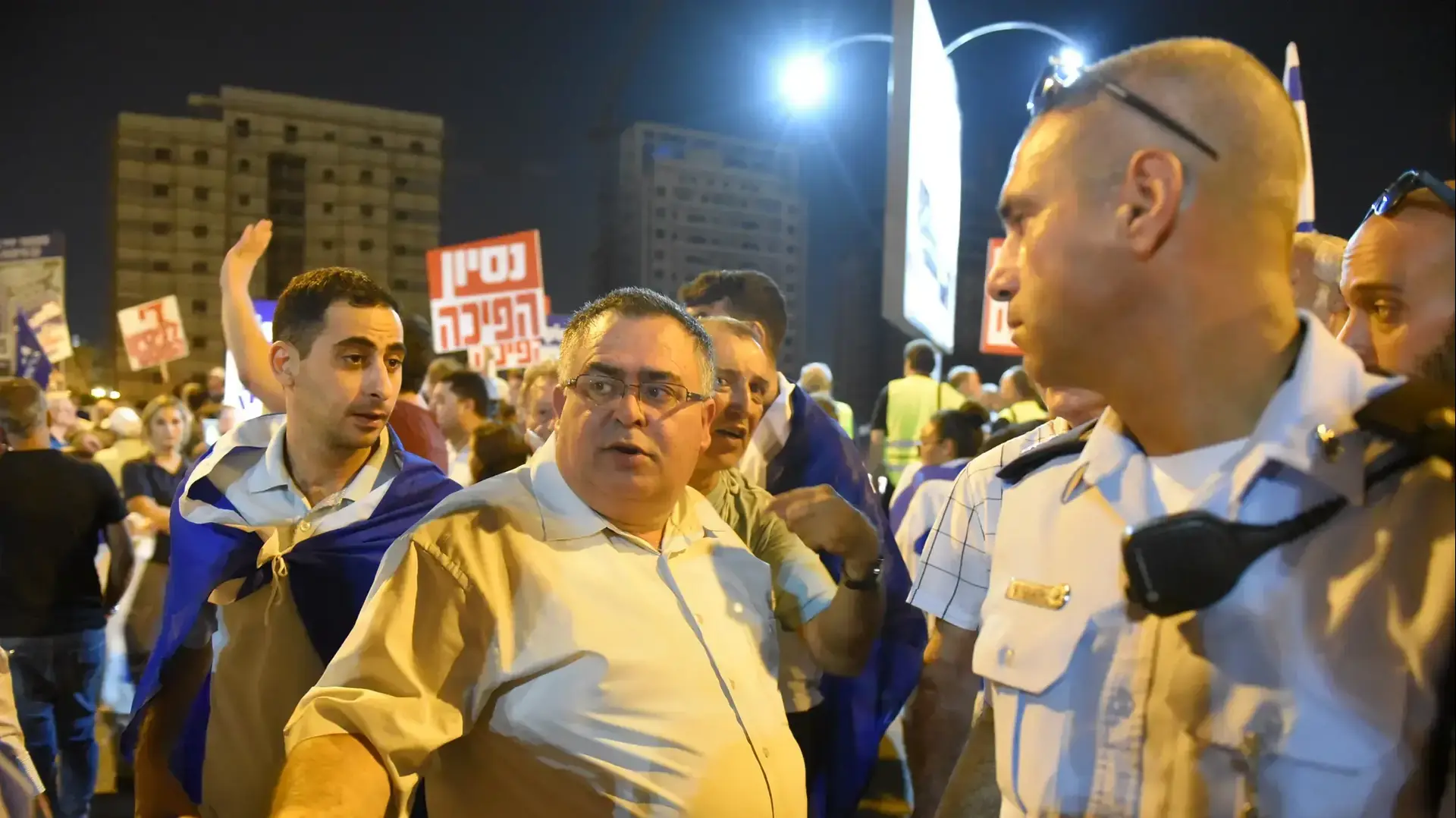 הפגנת נגד להפגנה נגד השחיתות בפתח תקווה שאורגנה על ידי אנשי ליכוד, 5 באוגוסט 2017 הפגנת נגד להפגנה נגד השחיתות בפתח תקווה שאורגנה על ידי אנשי ליכוד, 5 באוגוסט 2017