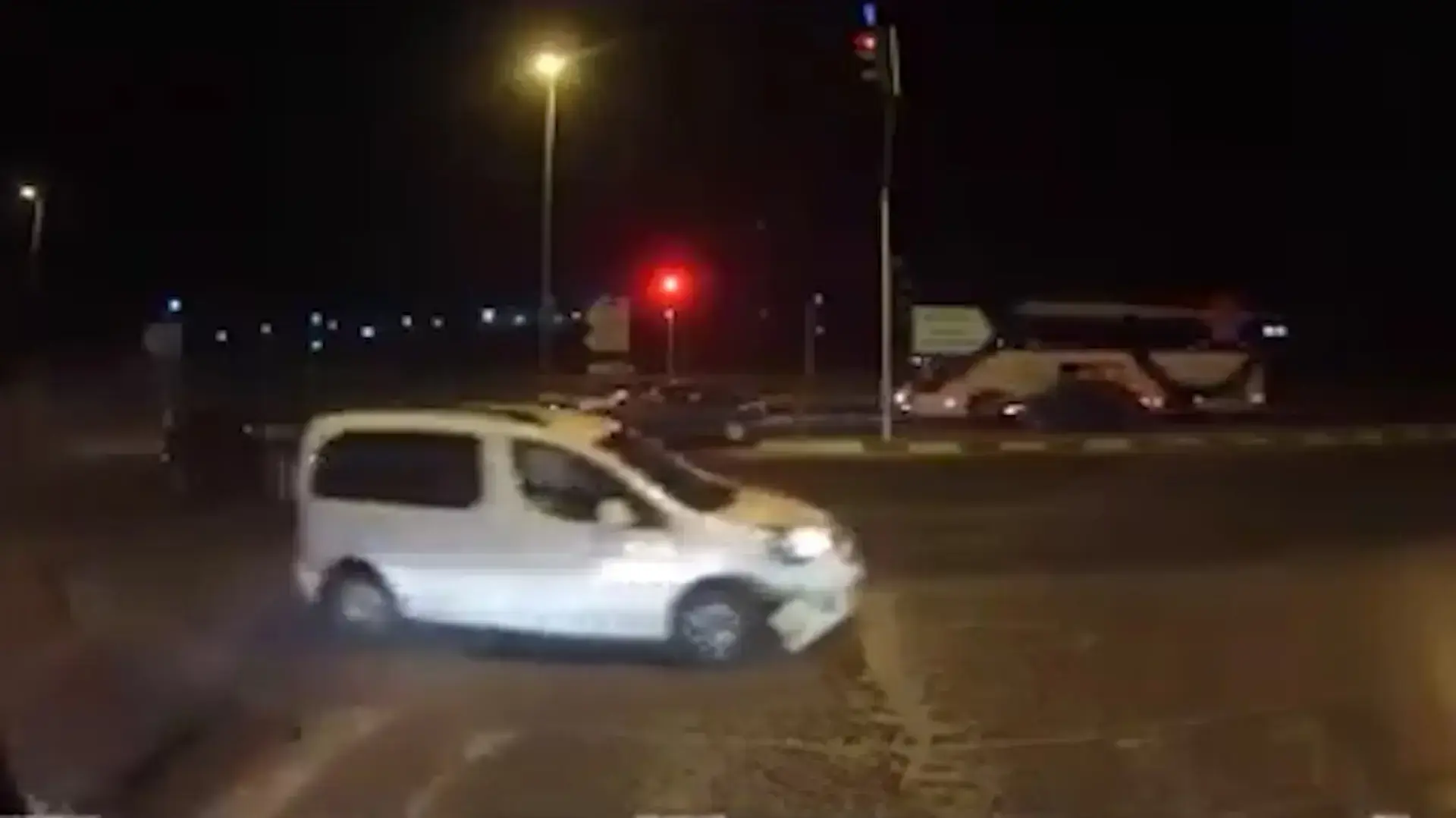 נהג רכב נכנס לצומת באור אדום והתנגש חזיתית ברכב בו נהגה אשה בהריון מתקדם