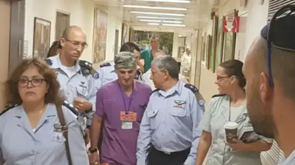 מפקד חיל האוויר מגיע לבקר את הפצוע מהתרסקות מטוס האפצ'י בדרום מפקד חיל האוויר מגיע לבקר את הפצוע מהתרסקות מטוס האפצ'י בדרום