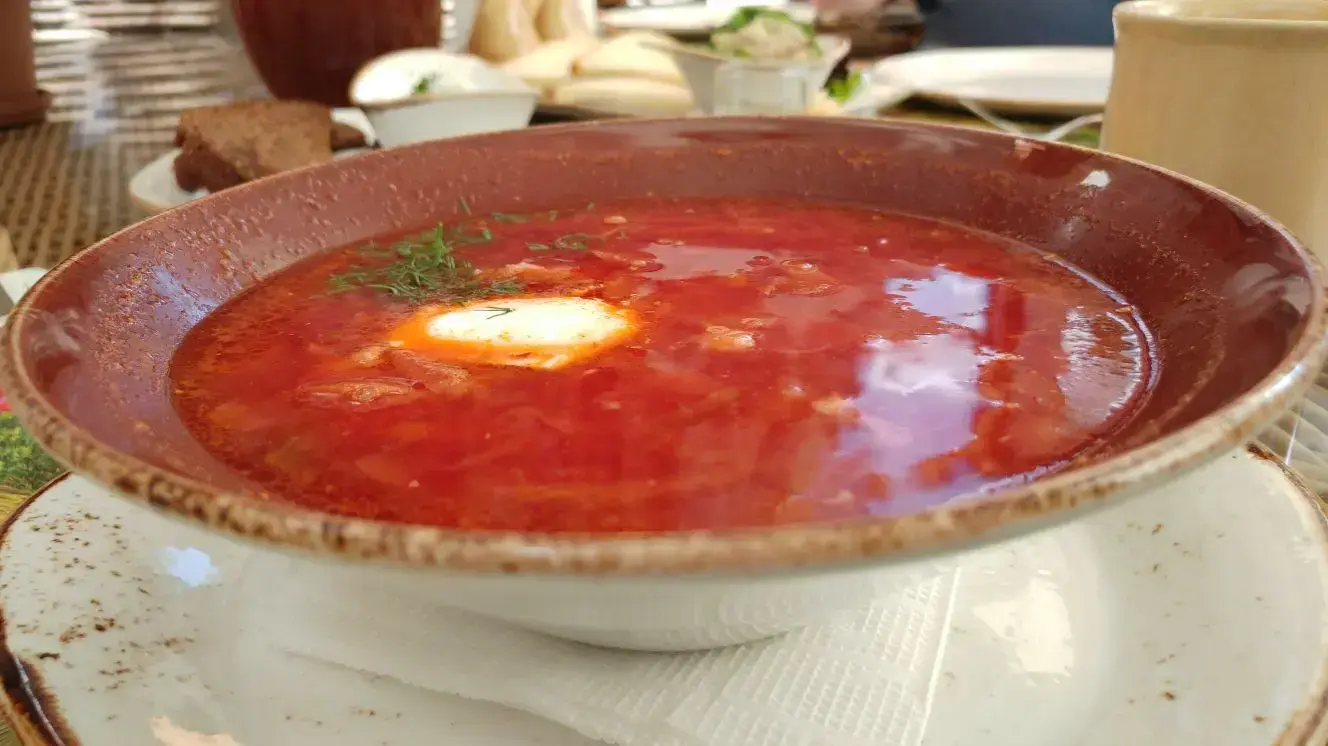 מרק בורשט במסעדה בעיר אודסה