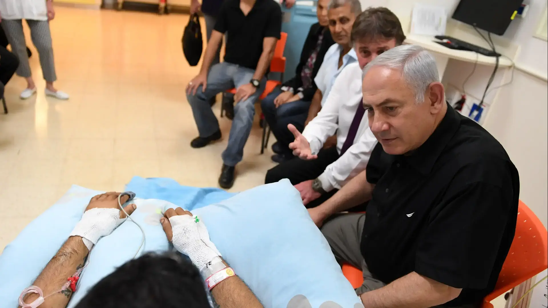 ראש הממשלה בנימין נתניהו בביקור בבית החולים קפלן אצל ניב נחמיה שנדק ביבנה 8 באוגוסט 2302017 ראש הממשלה בנימין נתניהו בביקור בבית החולים קפלן אצל ניב נחמיה שנדק ביבנה 8 באוגוסט 2302017