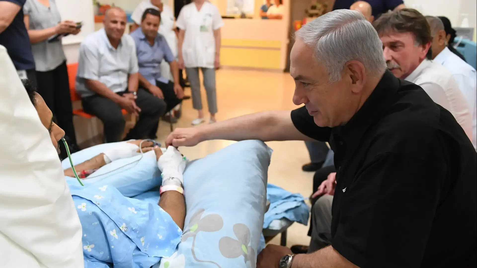 ראש הממשלה בנימין נתניהו בביקור בבית החולים קפלן אצל ניב נחמיה שנדק ביבנה 8 באוגוסט 2302017 ראש הממשלה בנימין נתניהו בביקור בבית החולים קפלן אצל ניב נחמיה שנדק ביבנה 8 באוגוסט 2302017
