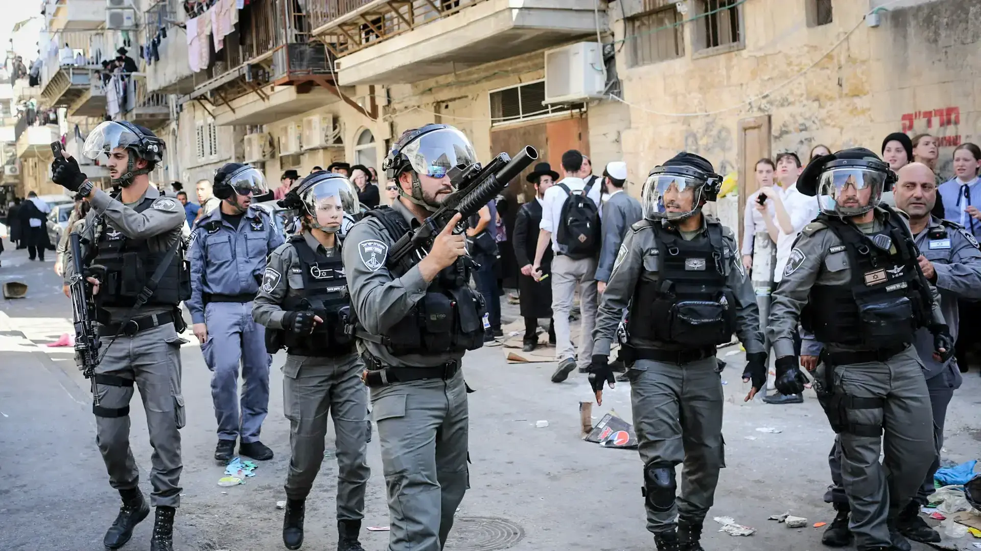 מחאות חרדים נגד גיוס לצה"ל במהלך ביקור ליברמן בשכונת מאה שערים 8 באוגוסט 2017 מחאות חרדים נגד גיוס לצה"ל במהלך ביקור ליברמן בשכונת מאה שערים 8 באוגוסט 2017