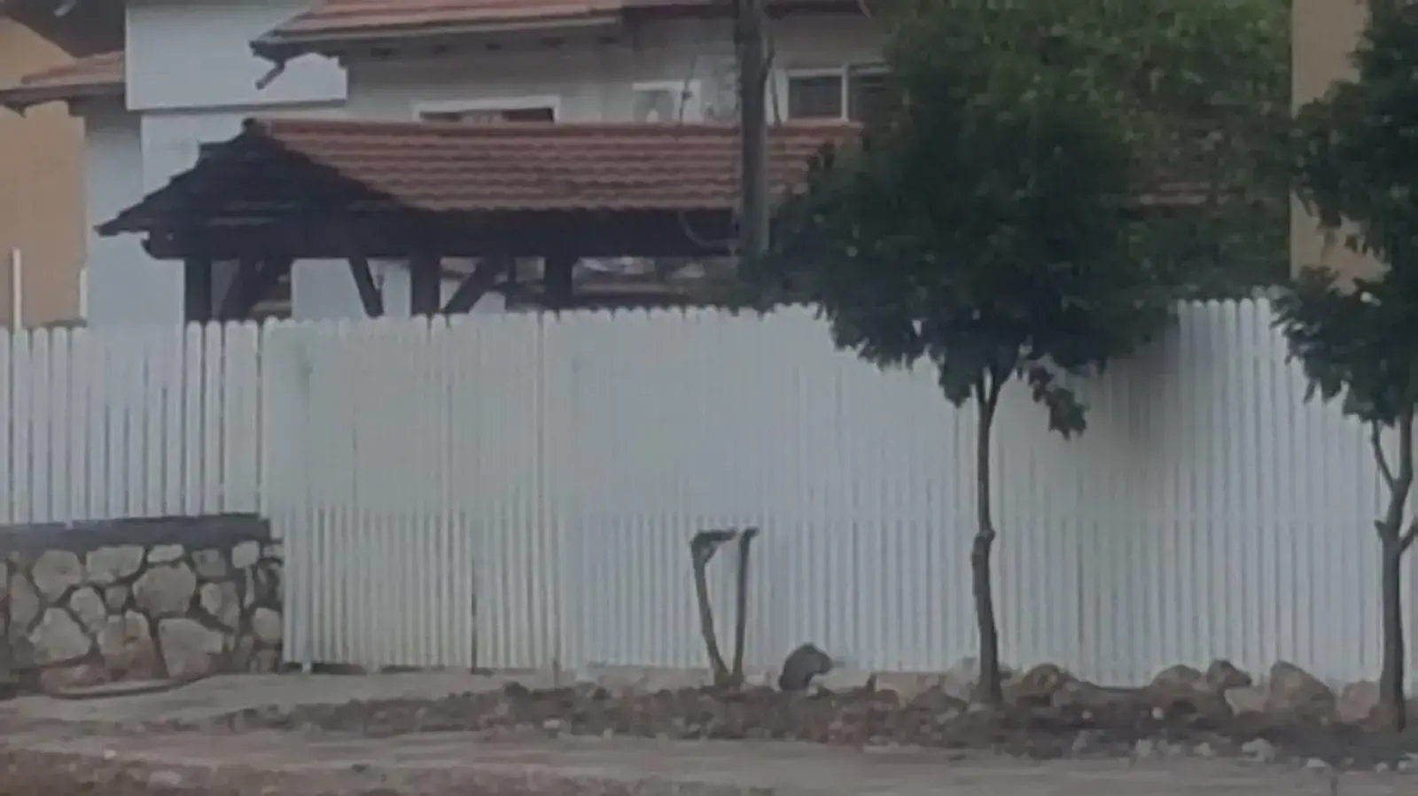 הגדר שראש עיריית קרית שמונה, ניסים מלכה בנה באופן לא חוקי בביתו אוגוסט 2017 הגדר שראש עיריית קרית שמונה, ניסים מלכה בנה באופן לא חוקי בביתו אוגוסט 2017
