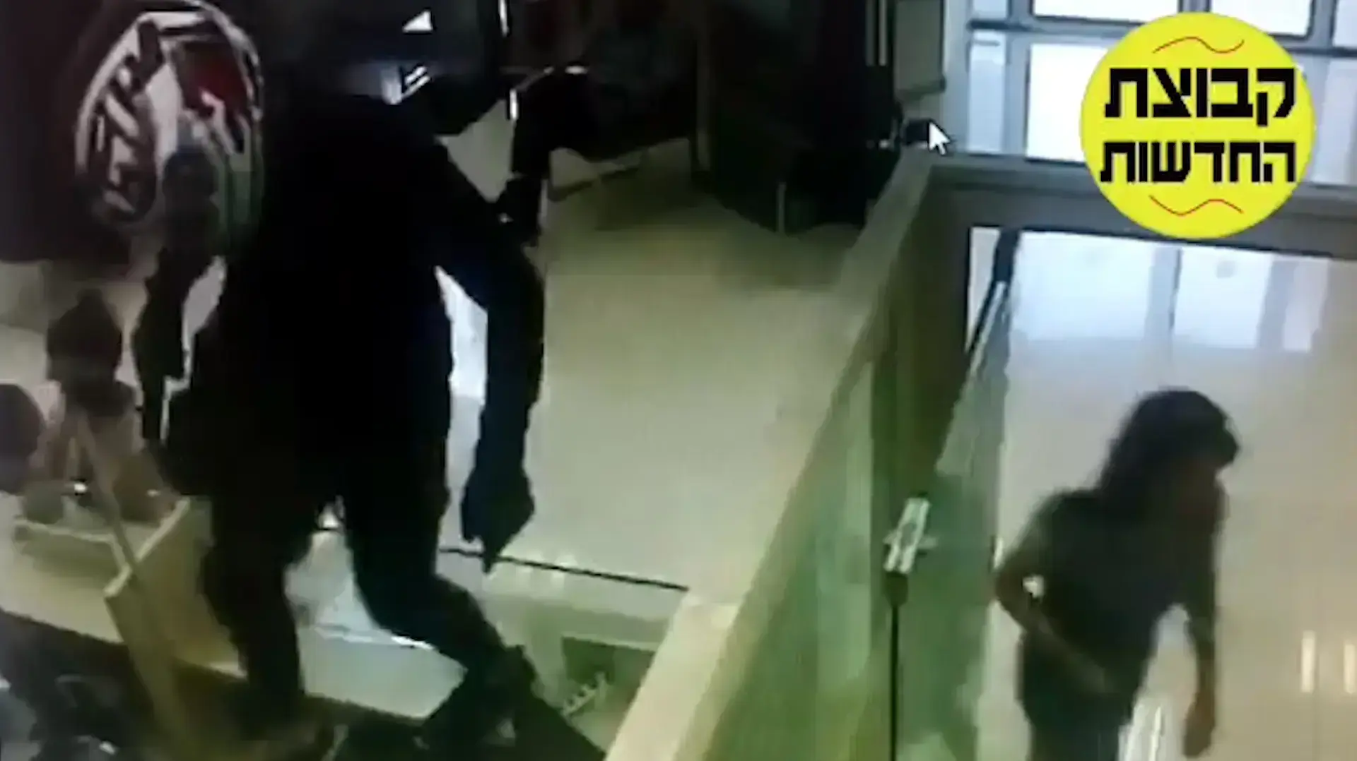 תיעוד: רעול פנים חמוש באקדח שדד סניף דיסקונט בראשון לציון