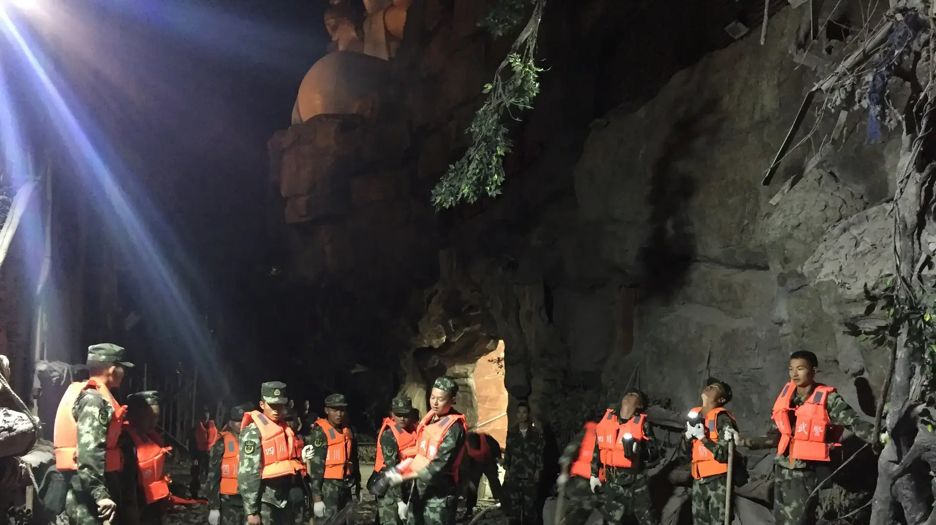 חיפושים אחר ניצולים אחרי רעידת האדמה במחוז סצ'ואן בסין, 9 באוגוסט 2017