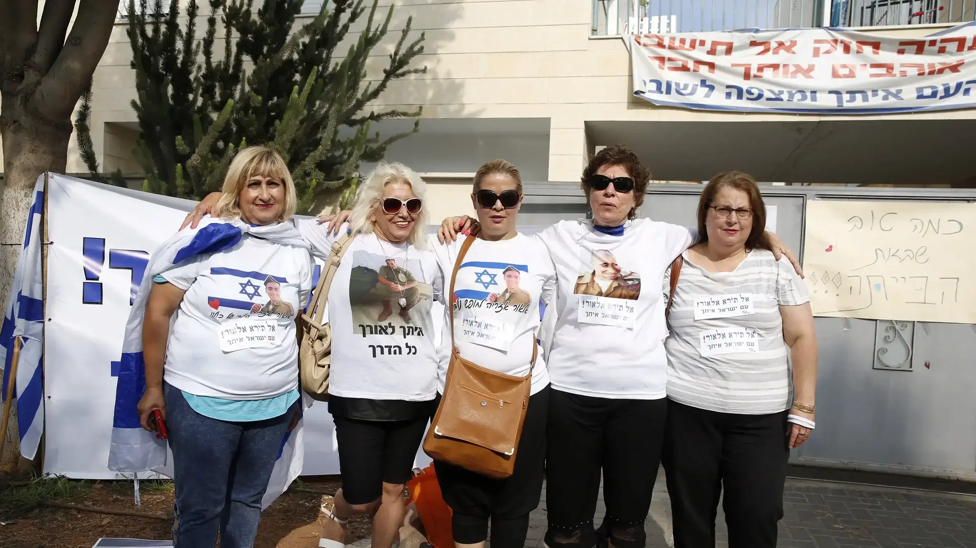 מחוץ לביתו של אלאור אזריה ברמלה רגע לפני כניסתו לכלא 9.8.17 מחוץ לביתו של אלאור אזריה ברמלה רגע לפני כניסתו לכלא 9.8.17