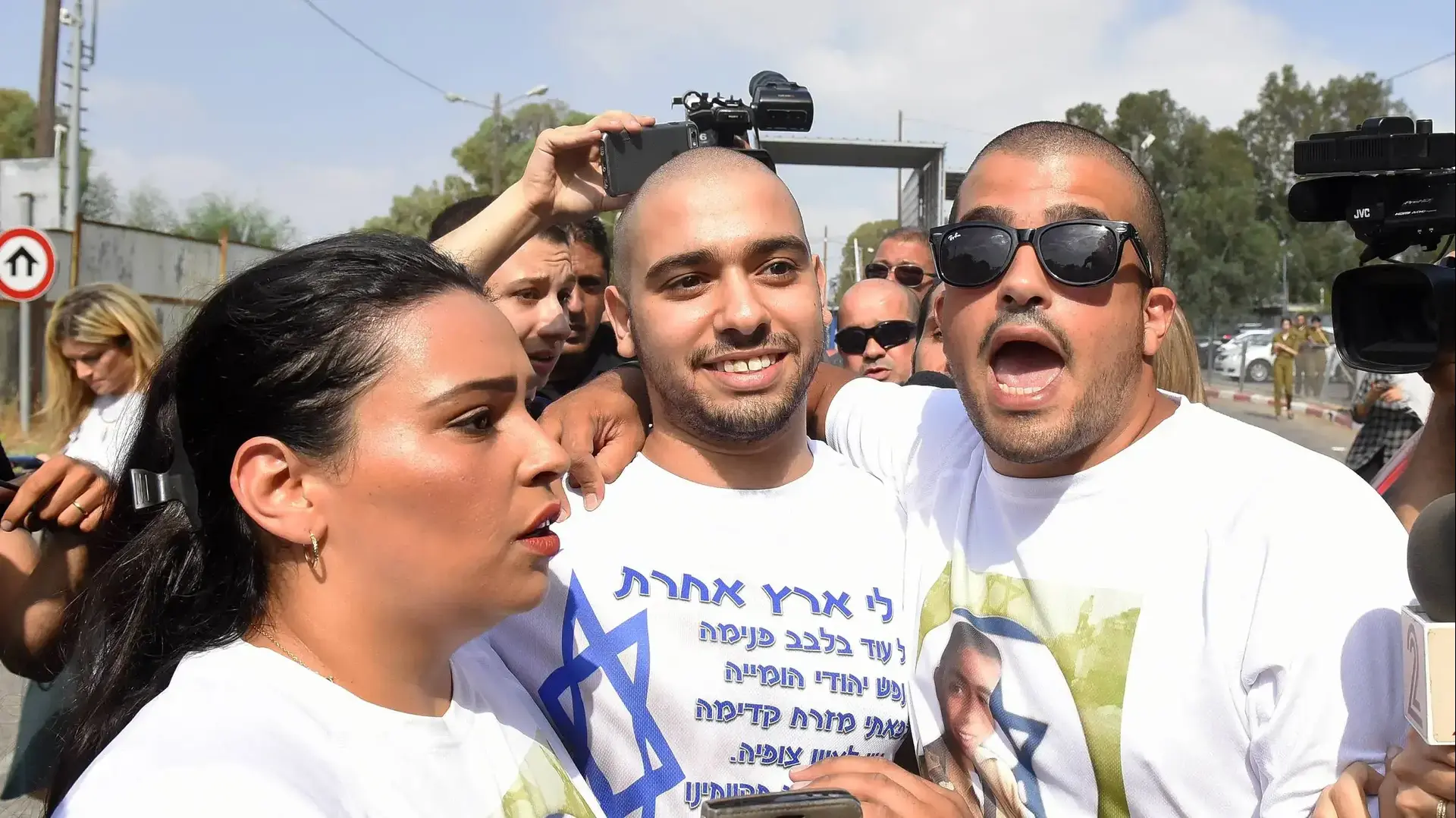 מחוץ לכלא 4 בצריפין לקראת כניסתו של אלאור אזריה 9.8.17 מחוץ לכלא 4 בצריפין לקראת כניסתו של אלאור אזריה 9.8.17