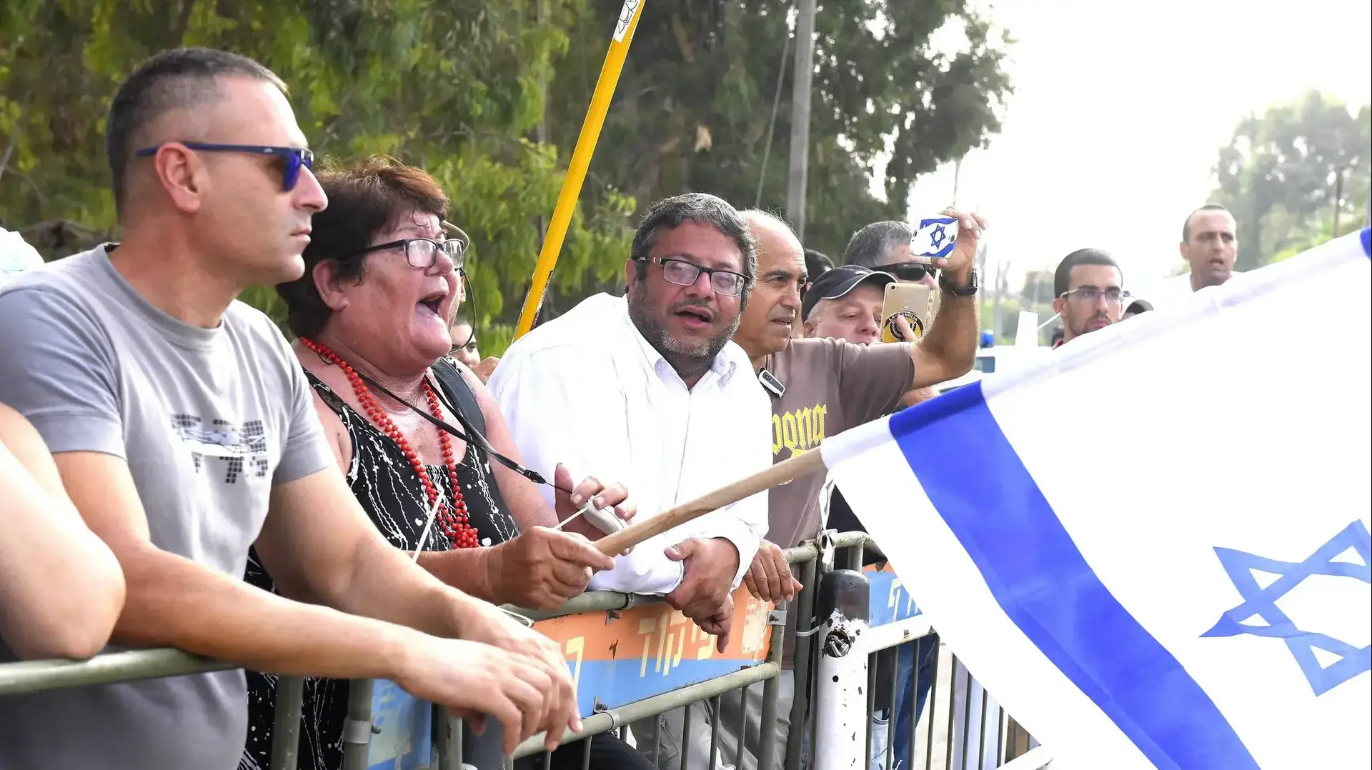 מחוץ לכלא 4 בצריפין לקראת כניסתו של אלאור אזריה 9.8.17 מחוץ לכלא 4 בצריפין לקראת כניסתו של אלאור אזריה 9.8.17