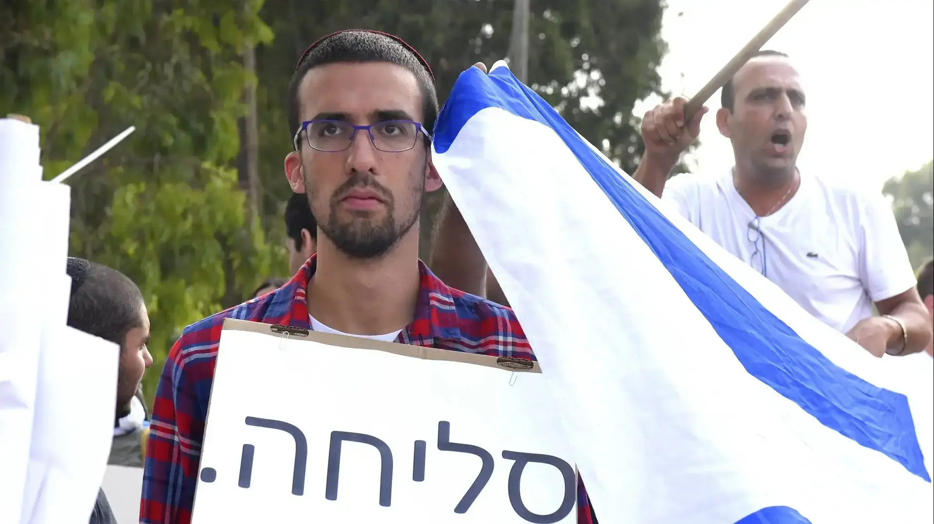 מחוץ לכלא 4 בצריפין לקראת כניסתו של אלאור אזריה 9.8.17 מחוץ לכלא 4 בצריפין לקראת כניסתו של אלאור אזריה 9.8.17