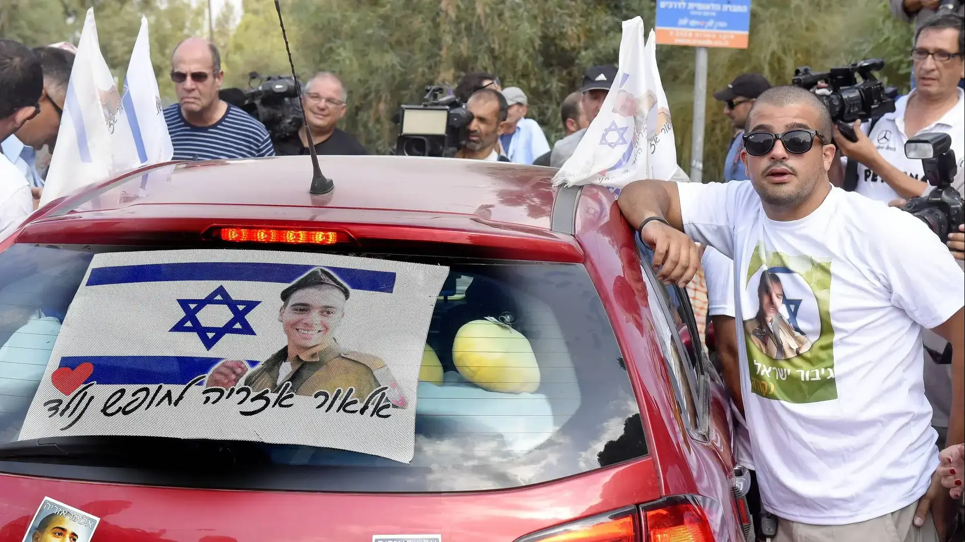 מחוץ לכלא 4 בצריפין לקראת כניסתו של אלאור אזריה 9.8.17 מחוץ לכלא 4 בצריפין לקראת כניסתו של אלאור אזריה 9.8.17