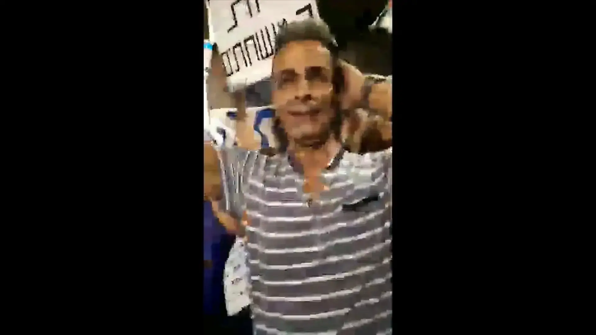 תיעוד: הזמר מישל כהן, אחיה של יפה דרעי, שר בהפגנה נגד היועץ המשפטי לממשלה בפתח תקווה